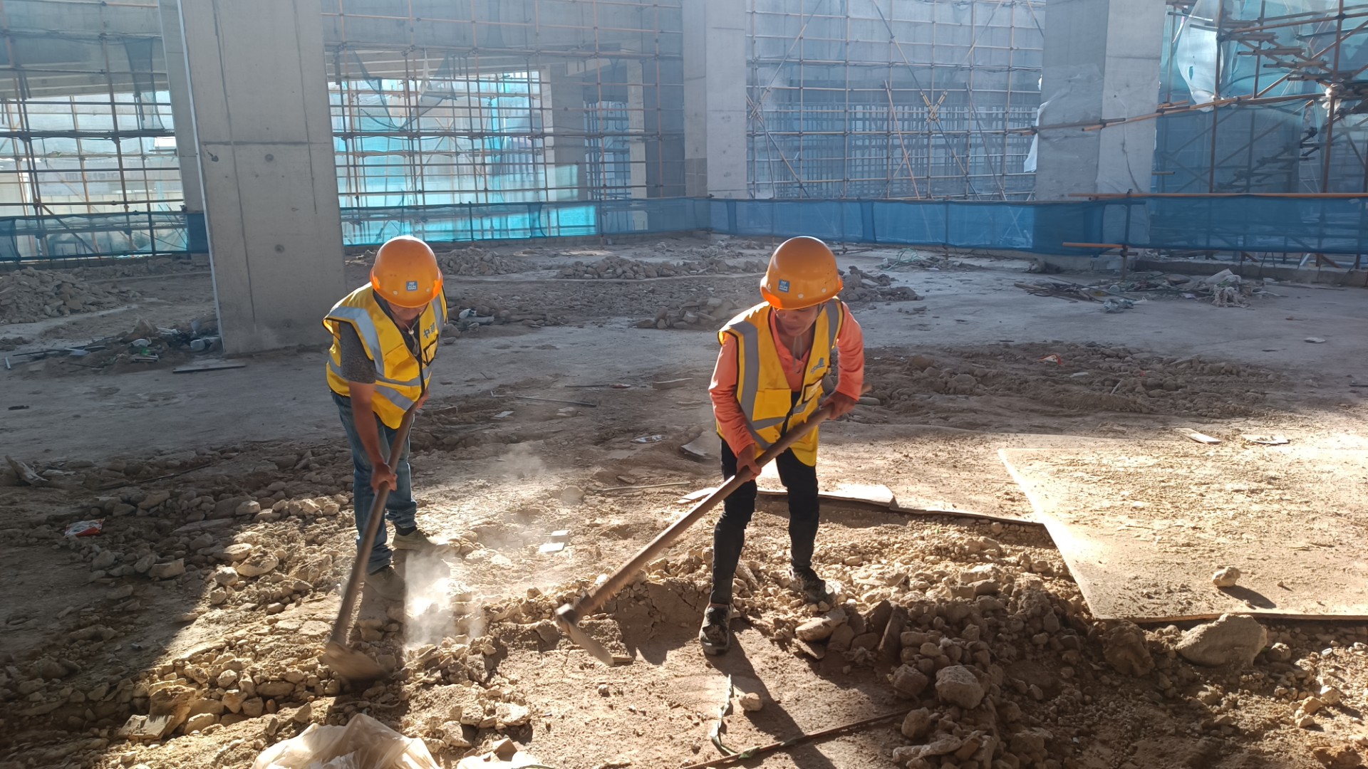 堅守一線“戰(zhàn)高溫” 項目建設(shè)有“涼策”，王俊宇拍攝2.jpg