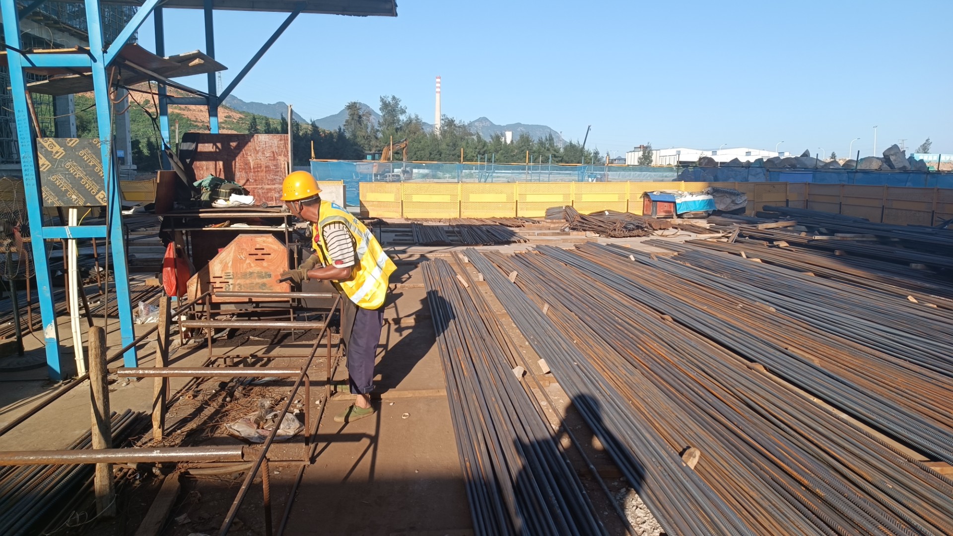 堅守一線“戰(zhàn)高溫” 項目建設(shè)有“涼策”，王俊宇拍攝1.jpg