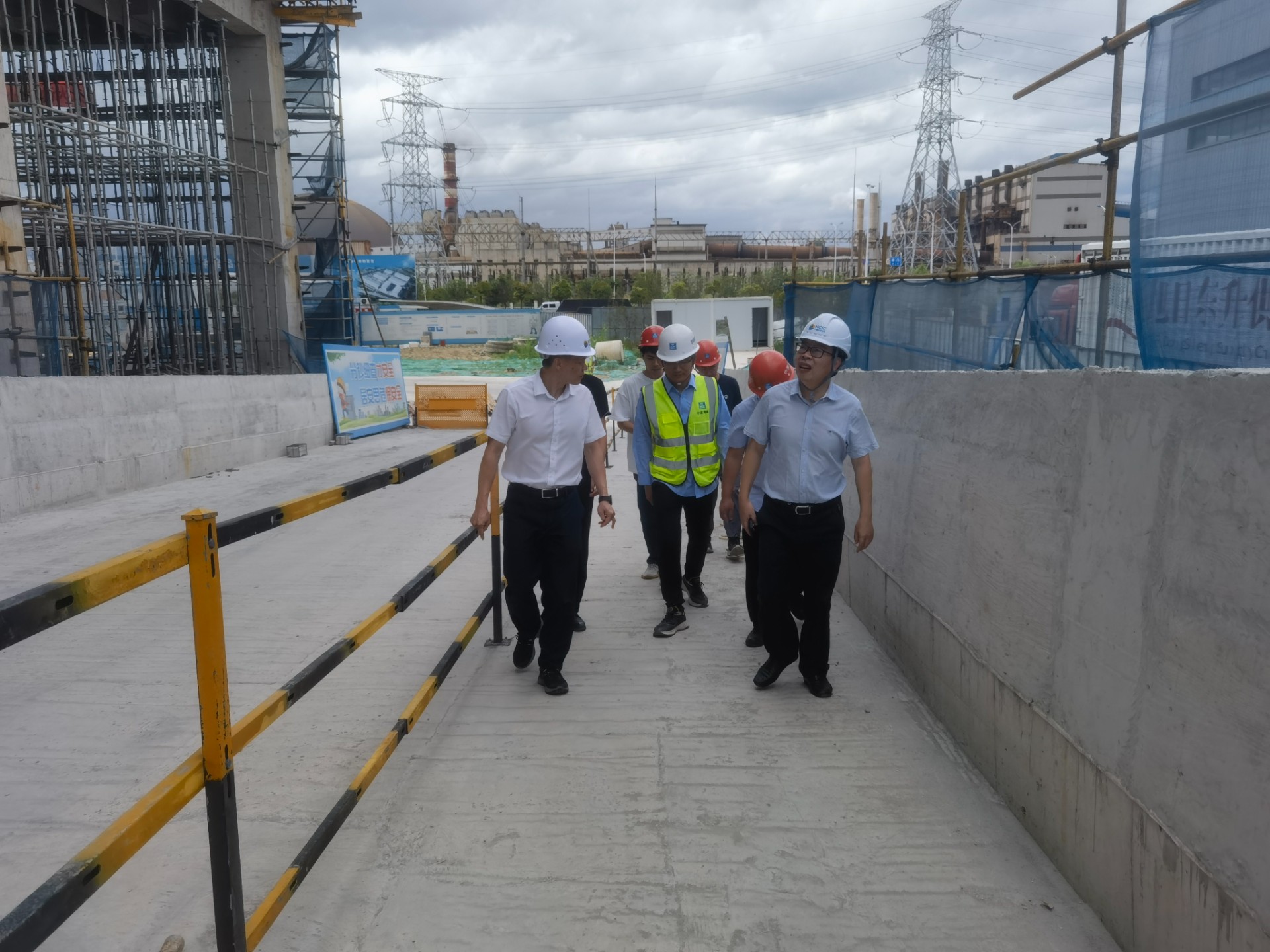 市交投集團(tuán)領(lǐng)導(dǎo)深入市交投物流集團(tuán)重點項目現(xiàn)場檢查指導(dǎo)防汛防臺風(fēng)工作，曾騫拍攝1.jpg